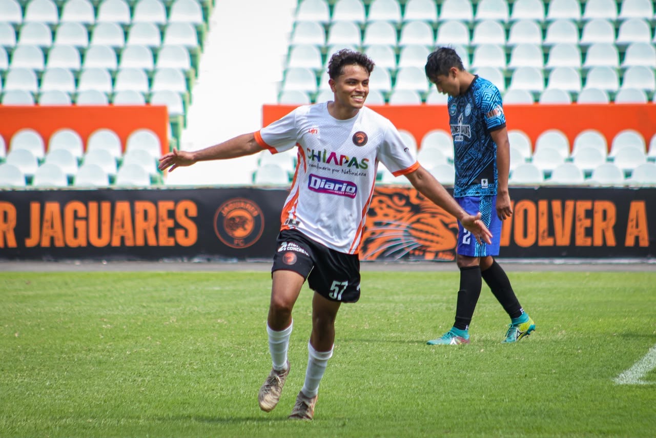 André Pumarejo Lázaro celebrando un gol con la playera blanca y naranja de Jaguares FC de la Liga TDP
